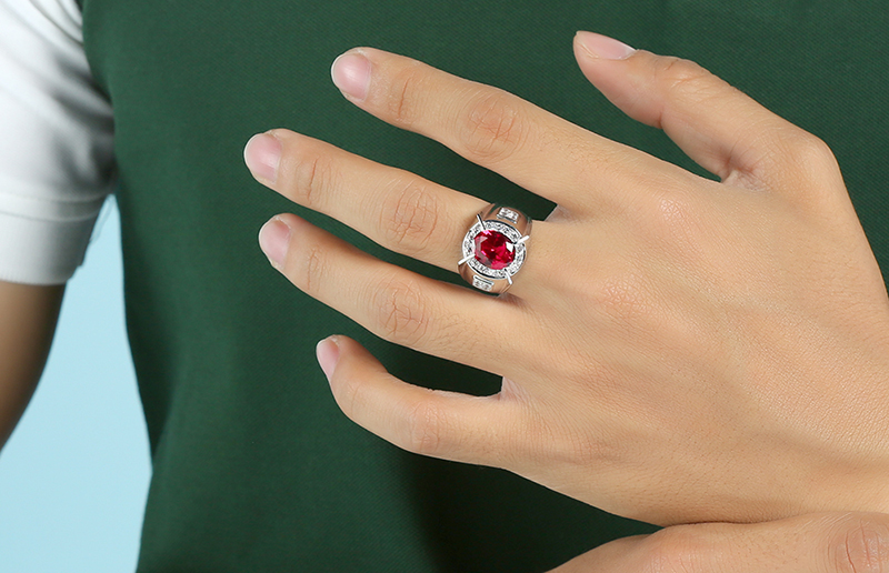 Chọn trang sức bạc c&oacute; thiết kế ph&ugrave; hợp sẽ gi&uacute;p bạn trở n&ecirc;n nổi bật hơn